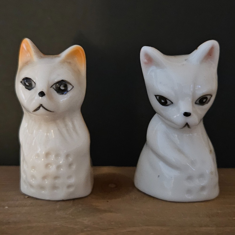 Vintage White Ceramic Cat Figurines Pair Mini Kitsch Mid‎ Century Japan Style